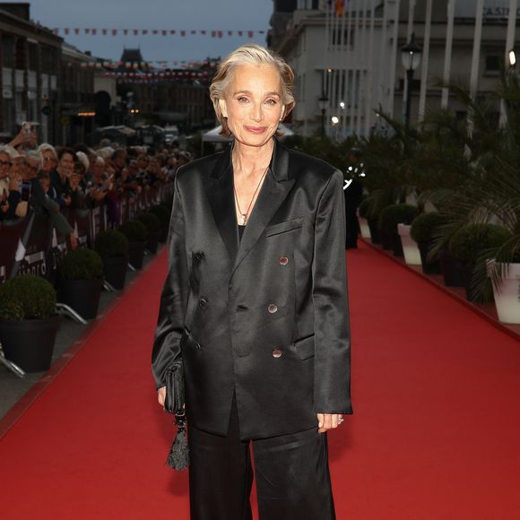 Connue pour ses rôles au cinéma, Kristin Scott Thomas se dévoile cette fois derrière la caméra, marquant un tournant dans sa carrière d'artiste.

Kristin Scott Thomas pose sur le tapis rouge lors de la cérémonie d'ouverture du 36e Festival du Film Britannique et Irlandais de Dinard à Dinard, jeudi 2 octobre 2025 
© Mickael Chavet/ZUMA Press Wire