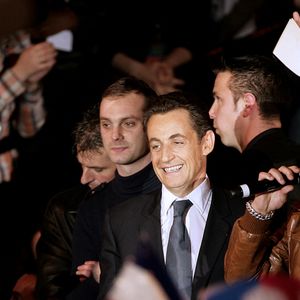 Le candidat à l'élection présidentielle Nicolas Sarkozy et le chanteur Faudel lors d'un meeting de campagne au Zénith de Paris, France, le 18 mars 2007. 
Photo by Orban-Taamallah/ABACAPRESS.COM