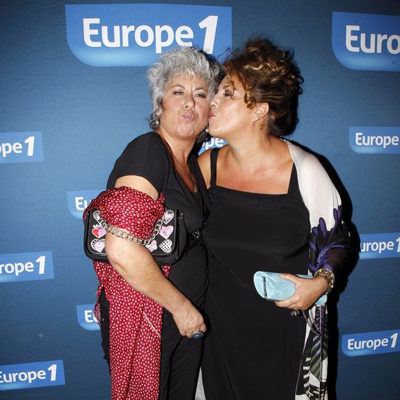 Alors nous nous sommes intéressés à sa frangine, Pascale, qui est en effet une sacrée artiste. Mais avant, elle a fait d'autres métiers. 

Marianne James et sa soeur Scaly en 2011 © Guillaume Gaffiot /Bestimage