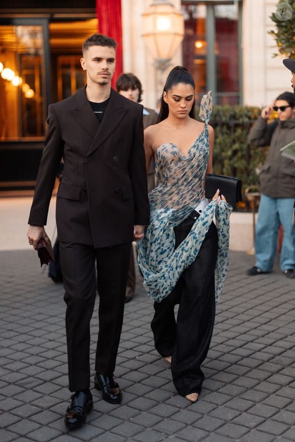 Roméo Beckham et sa compagne Kim Turnbull sortent de l'hôtel La Réserve Paris - Hotel and Spa pour se rendre au défilé de Victoria en marge de la Fashion Week de Paris (PFW), à Paris, France, le 7 mars 2025. © Tiziano da Silva/Bestimage
