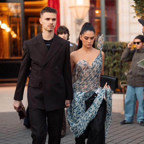 Roméo Beckham et sa compagne Kim Turnbull sortent de l'hôtel La Réserve Paris - Hotel and Spa pour se rendre au défilé de Victoria en marge de la Fashion Week de Paris (PFW), à Paris, France, le 7 mars 2025. © Tiziano da Silva/Bestimage
