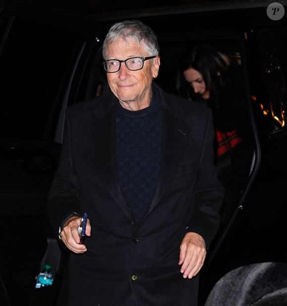 Cette approche remet en cause l’idée selon laquelle la performance dépend uniquement du travail acharné et des longues heures de labeur.

Bill Gates est vu le 15 décembre 2025 à New York. XNY/starMax/Bestimage