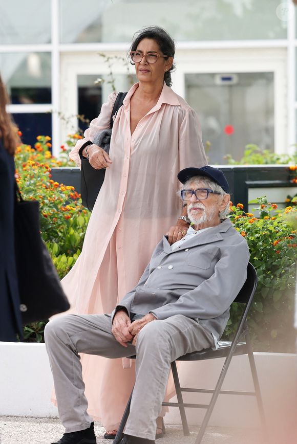 Pierre Richard et sa femme Ceyla Lacerda au photocall du film "L'Homme Qui A Vu L'Ours Qui A Vu L'Homme" lors du 78ème Festival International du Film de Cannes, au Palais des Festivals à Cannes, France, le 22 mai 2025. © Jacovides-Moreau/Bestimage