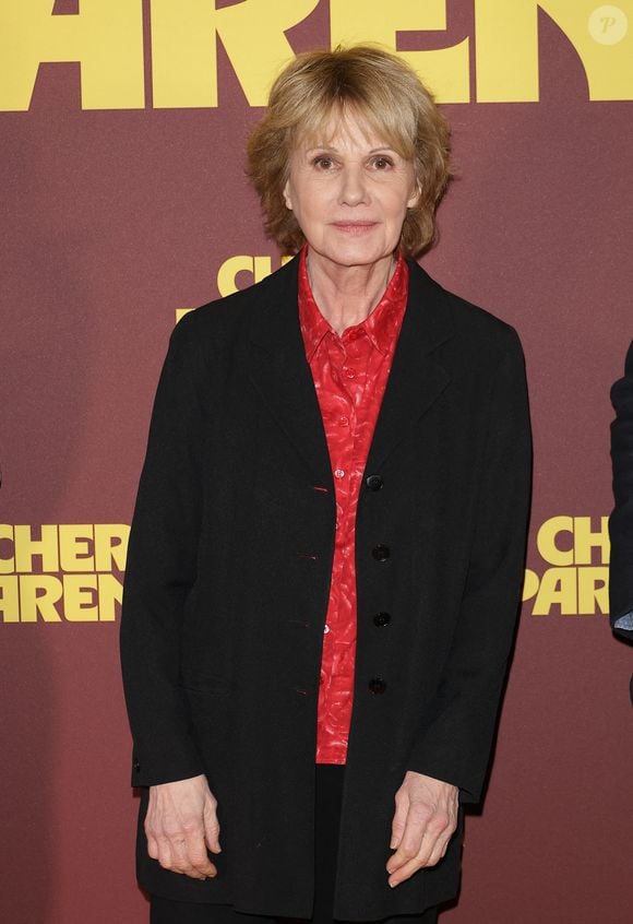 Pour Miou-Miou, le film questionne le rapport à l’argent et aux responsabilités familiales, tout en restant un divertissement qui fait réfléchir le spectateur.

Miou Miou - Avant-première du film "chers parents" au cinéma UGC Ciné Cité Bercy le 16 février 2026.

© Coadic Guirec / Bestimage