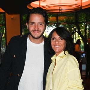 Alexandre Kominek, compagnon de Florence Foresti, a partagé une story Instagram montrant Vitaa en pleine performance lors d’un concert dans un lieu inconnu.


Exclusif  - Florence Foresti et son nouveau compagnon l'humoriste Suisse, Alexandre Kominek - People à la 100ème du spectacle de Vincent Dedienne "Un soir de gala" aux théâtre Marigny à Paris. © Coadic Guirec/Bestimage