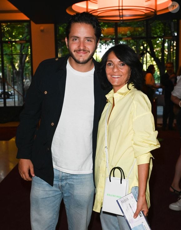 Alexandre Kominek, compagnon de Florence Foresti, a partagé une story Instagram montrant Vitaa en pleine performance lors d’un concert dans un lieu inconnu. Exclusif - Florence Foresti et son nouveau compagnon l'humoriste Suisse, Alexandre Kominek - People à la 100ème du spectacle de Vincent Dedienne "Un soir de gala" aux théâtre Marigny à Paris. © Coadic Guirec/Bestimage