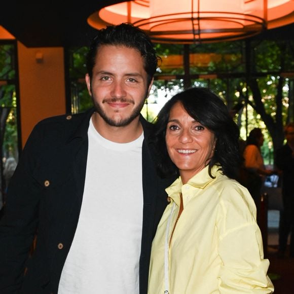 Alexandre Kominek, compagnon de Florence Foresti, a partagé une story Instagram montrant Vitaa en pleine performance lors d’un concert dans un lieu inconnu.


Exclusif  - Florence Foresti et son nouveau compagnon l'humoriste Suisse, Alexandre Kominek - People à la 100ème du spectacle de Vincent Dedienne "Un soir de gala" aux théâtre Marigny à Paris. © Coadic Guirec/Bestimage