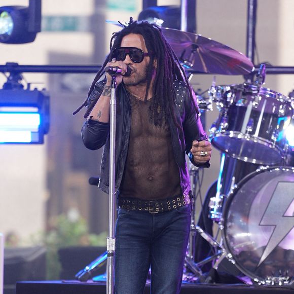 Il faut dire que la star internationale affiche une silhouette digne d'un athlète ayant trois décennies de moins.

Lenny Kravitz sur la scène du "Today Show" à New York, 12 septembre 2024. 

© Bestimage