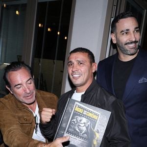 Jean Dujardin, Brahim Asloum et Adil Rami - Vernissage de l'exposition photos et du livre "La Boxe fait son cinéma" à l’hôtel Brach à Paris le 23 Septembre 2025. Ces clichés rendent hommage à plus de cinquante acteurs immortalisés dans des scènes où le noble art rencontre le 7ème art. © Denis Guignebourg/Bestimage