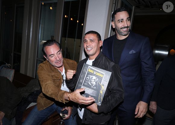 Jean Dujardin, Brahim Asloum et Adil Rami - Vernissage de l'exposition photos et du livre "La Boxe fait son cinéma" à l’hôtel Brach à Paris le 23 Septembre 2025. Ces clichés rendent hommage à plus de cinquante acteurs immortalisés dans des scènes où le noble art rencontre le 7ème art. © Denis Guignebourg/Bestimage