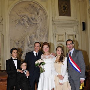 Exclusif - Prix Spécial - No web - No blog - Emilie Dequenne, sa fille Milla, 12 ans, son époux Michel Ferracci, et ses deux fils Enzo, 13 ans, et Maël, 8 ans, avec le maire du 10ème arrondissement, Rémi Féraud - Mariage de Michel Ferracci et Emilie Dequenne à la mairie du 10ème arrondissement, le samedi 11 octobre 2014 à Paris.