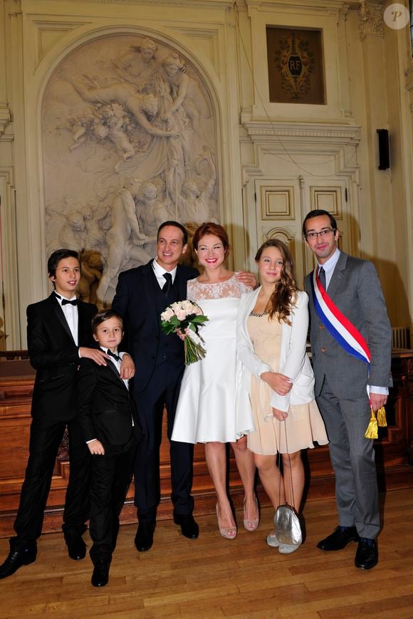 Exclusif - Prix Spécial - No web - No blog - Emilie Dequenne, sa fille Milla, 12 ans, son époux Michel Ferracci, et ses deux fils Enzo, 13 ans, et Maël, 8 ans, avec le maire du 10ème arrondissement, Rémi Féraud - Mariage de Michel Ferracci et Emilie Dequenne à la mairie du 10ème arrondissement, le samedi 11 octobre 2014 à Paris.