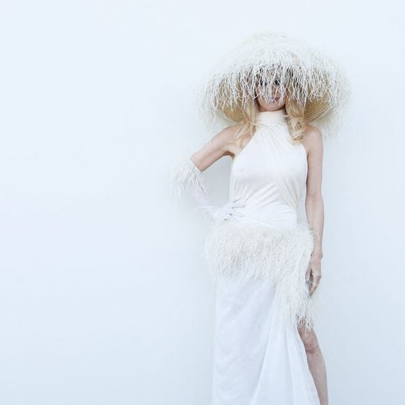 Une icône des années quatre-vingt-dix a fait sensation à la Fashion Week parisienne avec un look inédit.

Pamela Anderson - Les célébrités au photocall du défilé Jacquemus pour la présentatation de la toute dernière collection "Le Raphia" au Bourget, Seine-Saint-Denis (93), France. Habitué à ne pas suivre le calendrier de la Fashion Week de Paris, le designer a présenté sa toute dernière collection "Le Raphia" avec l'une une de ses couleurs favorites : le beige. © Veeren-Clovis/Bestimage