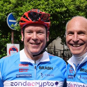 Le prince Albert II de Monaco, Kory Merrill Tarpenning (ancien athlète américain spécialiste du saut à la perche) - Le prince Albert II de Monaco participe à une randonnée à vélo de Saint-Tropez à la Principauté de Monaco en 4 heures et 15 minutes, au profit de la Fondation de la Princesse Charlène de Monaco le 27 avril 2025. © Claudia Albuquerque/Bestimage