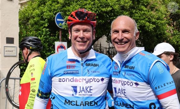 Le prince Albert II de Monaco, Kory Merrill Tarpenning (ancien athlète américain spécialiste du saut à la perche) - Le prince Albert II de Monaco participe à une randonnée à vélo de Saint-Tropez à la Principauté de Monaco en 4 heures et 15 minutes, au profit de la Fondation de la Princesse Charlène de Monaco le 27 avril 2025. © Claudia Albuquerque/Bestimage