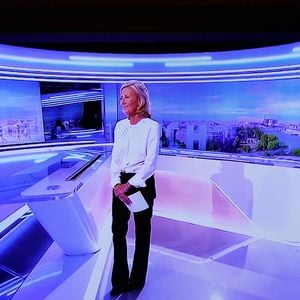 Pour ses adieux, elle avait eu du mal à retenir ses larmes

Capture d'écran de la dernière présentation du journal télévisé de Claire Chazal sur TF1 le 13 septembre 2015. AGENCE / BESTIMAGE