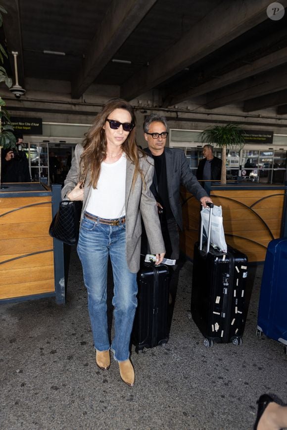 Pas d'apparition du petit Léo que sa maman souhaite préserver mais la preuve d'un moment convivial qui fait chaud au coeur. 

Laura Smet et son mari Raphaël Lancrey-Javal - Les célébrités arrivent à l'aéroport de Nice lors du 75ème Festival International du Film de Cannes, à Nice, France, le 16 mai 2023. © Da Silva-Perusseau/Bestimage