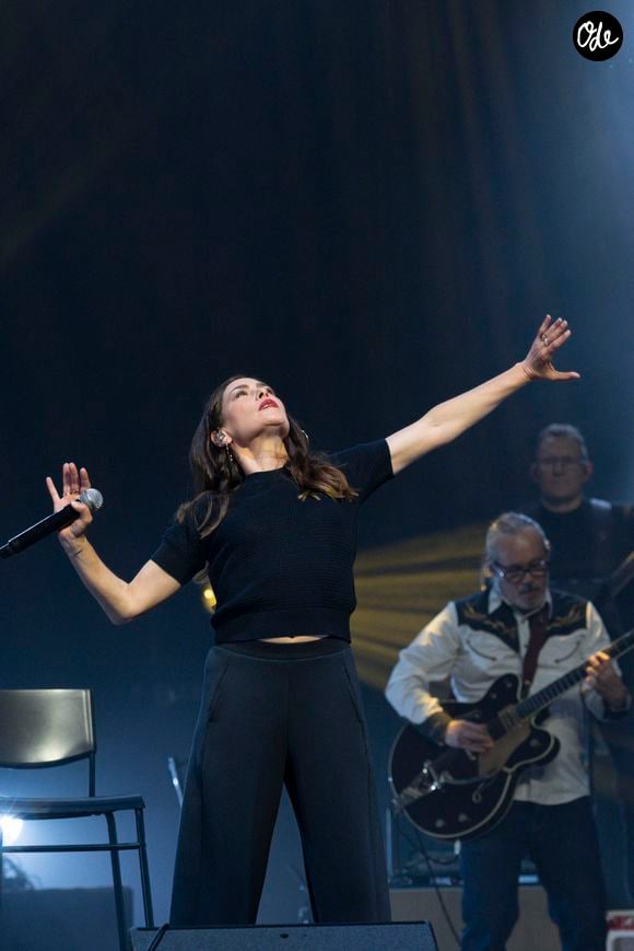 “J'ai une copine chanteuse dans le quartier qui me disait : ‘J'ai déménagé parce que je ne peux plus passer dans toutes ces rues maintenant qu'il est grand et qu'il n'est plus là’.”

Olivia Ruiz sur scène lors de la soirée de gala de la Fondation Recherche Alzheimer - Paris 2026 à l'Olympia, le 30 mars 2026. © Borde / Rindoff / Bestimage