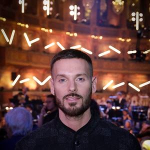 Matt Pokora (M. Pokora) lors de l'enregistrement de l’émission "Le Grand Echiquier" - Spécial Claude François présentée par C.Chazal et A.Manoukian et diffusée le 13 janvier sur France, à l’Opéra royal du château de Versailles, accompagné par l’Orchestre de l’Opéra Royal à Versailles, France, le 16 septembre 2025. © Jack Tribeca/Bestimage
