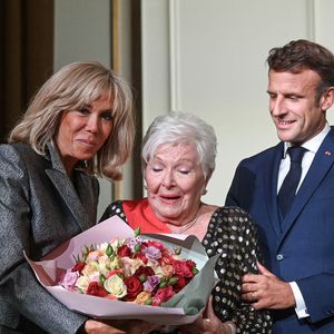 L’actrice française, Line Renaud décorée par le président de la République française, Emmanuel Macron, accompagné par sa femme la Première Dame Brigitte Macron, de la Grand-Croix de la Légion d’honneur lors d'une cérémonie au palais de l’Elysée à Paris, France, le 2 septembre 2022. La chanteuse a été récompensée pour ses engagements humanitaires, notamment sa lutte contre le sida. Le président a salué une "douceur tellurique" et une "colossale sensibilité". © Coadic Guirec/Bestimage