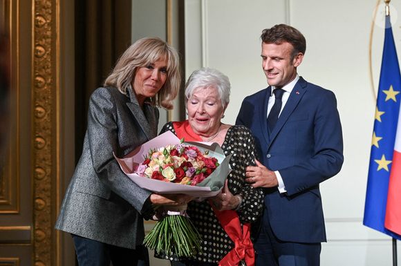L’actrice française, Line Renaud décorée par le président de la République française, Emmanuel Macron, accompagné par sa femme la Première Dame Brigitte Macron, de la Grand-Croix de la Légion d’honneur lors d'une cérémonie au palais de l’Elysée à Paris, France, le 2 septembre 2022. La chanteuse a été récompensée pour ses engagements humanitaires, notamment sa lutte contre le sida. Le président a salué une "douceur tellurique" et une "colossale sensibilité". © Coadic Guirec/Bestimage