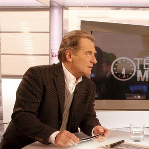 En France, à Paris, de gauche à droite William Leymergie et Nathanael De Rincquesen pour la rubrique "Revue de Presse" sur le plateau de Télématin le 10 février 2010.
© Christophe Aubert via Bestimage