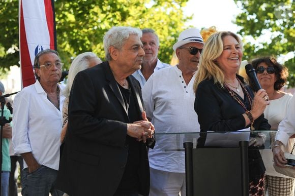 Exclusif - Félix Gray, Enrico Macias, Jean-Marie Bigard, Sylvie Siri, maire de Saint-Tropez - Personnalités à l'exposition photographique de Paris Match "Eddie Barclay — Saint-Tropez, le sens de la fête !" place Blanqui à Saint-Tropez le 11 juillet 2025.

© Eternity / Bestimage