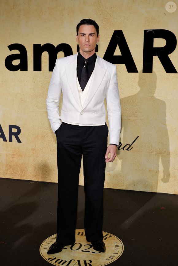 Baptiste Giabiconi au photocall du gala AmFar 2025 by Chopard à l'Hôtel du Cap-Eden-Roc à Antibes le 22 mai 2025.

© Moreau / Jacovides / Bestimage