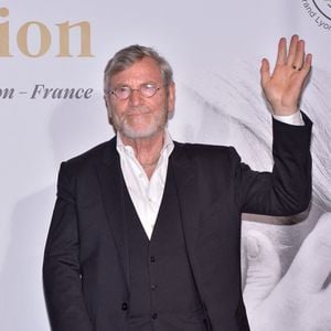 Tchéky Karyo est enterré en Bretagne, comme il le souhaitait.

Tcheky Karyo assiste à la cérémonie de remise du Prix Lumière lors du 13ème Festival Lumière à Lyon, France, le 15 octobre 2021. Photo by Julien Reynaud/APS-Medias/ABACAPRESS.COM