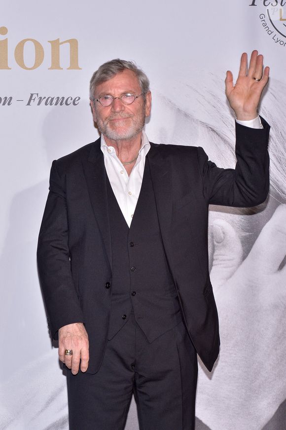 Tchéky Karyo est enterré en Bretagne, comme il le souhaitait.

Tcheky Karyo assiste à la cérémonie de remise du Prix Lumière lors du 13ème Festival Lumière à Lyon, France, le 15 octobre 2021. Photo by Julien Reynaud/APS-Medias/ABACAPRESS.COM