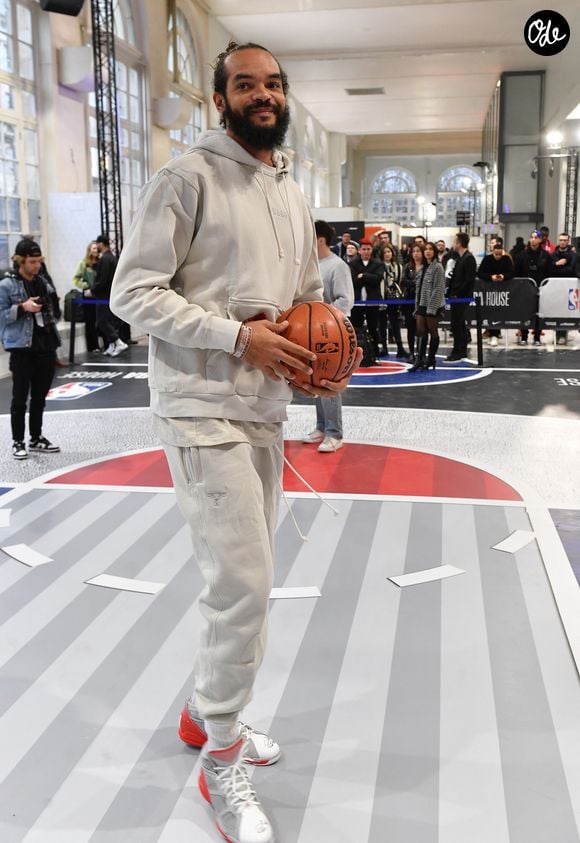 Ce projet ambitieux fait directement écho à l'histoire et à l'héritage familial des Noah.

Joakim Noah - People au Club House NBA pour un match exhibition entre Tony Parker, Joakim Noah, Charles Leclerc, Pierre Gasly et Darko Peric à Paris le 20 janvier 2023. 

© Veeren/Bestimage