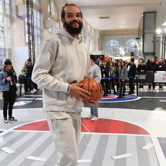 Ce projet ambitieux fait directement écho à l'histoire et à l'héritage familial des Noah.

Joakim Noah - People au Club House NBA pour un match exhibition entre Tony Parker, Joakim Noah, Charles Leclerc, Pierre Gasly et Darko Peric à Paris le 20 janvier 2023. 

© Veeren/Bestimage