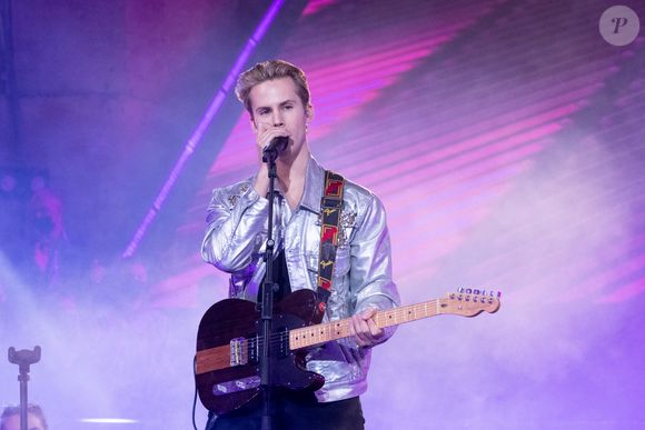 Le jeune chanteur avait mis les petits plats dans les grands pour demander à Diane de devenir sa femme pour toujours

Ofenbach (Dorian Lauduique) - Enregistrement de l'émission "La grande soirée du 31" au Château de Chantilly. © Tiziano da Silva-Cyril Moreau / Bestimage