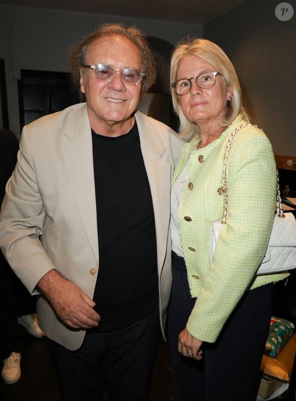 Ce n'était pas le seul couple présent puisque Francois Valéry était lui aussi venu avec sa femme Carole qui ne souhaite pas être médiatisée. 

Exclusif - Francois Valéry avec sa Femme Carole - Claude Lemesle reçoit la cravate des arts et des lettres des mains de G. Davoust lors de son concert au Café de la Gare à l'occasion de son 80ème anniversaire à Paris le 12 octobre 2025. Claude Lemesle est l'un des plus grands auteurs de chansons françaises de tous les temps. Pas moins d'une centaine des innombrables chansons qu'il a écrites sont devenues des classiques.
© Coadic Guirec/Bestimage