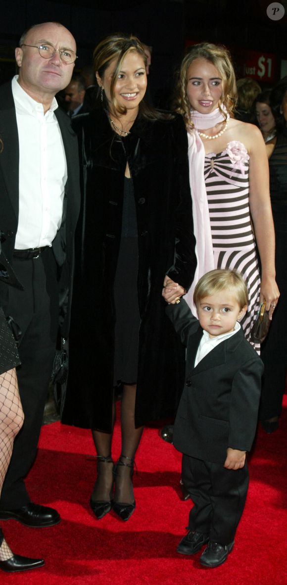 New York City-NY-USA, 20/10/2003. Phil Collins, sa femme Oriane, sa fille Lily et son fils Nicholas posent pour des photos lors de la première de Brother Bear au New Amsterdam Theater.