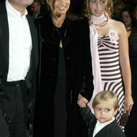 New York City-NY-USA, 20/10/2003. Phil Collins, sa femme Oriane, sa fille Lily et son fils Nicholas posent pour des photos lors de la première de Brother Bear au New Amsterdam Theater.