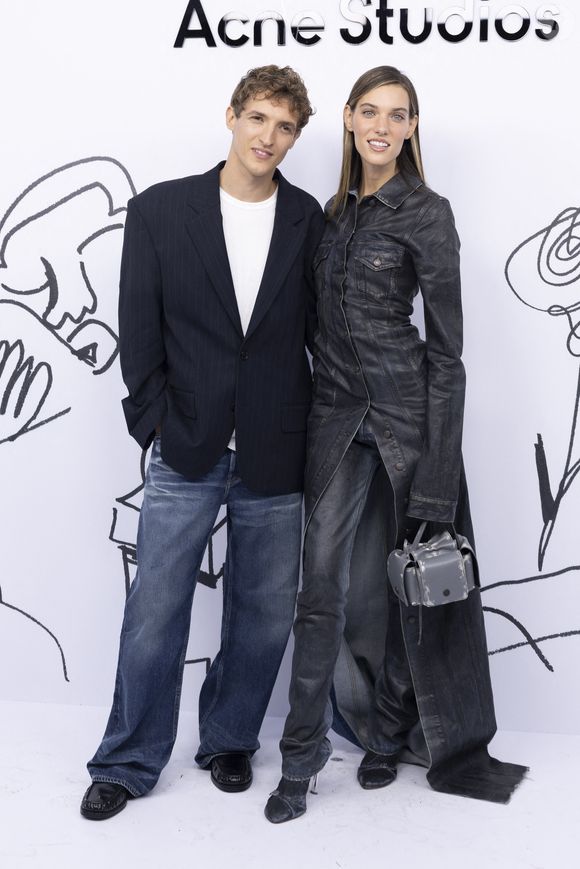Aliocha Schneider et sa compagne Charlotte Cardin - Photocall du défilé de mode Femmes Printemps/Été 2025 "Acne Studio" lors de la fashion week de Paris. Le 25 septembre 2024
© Olivier Borde / Bestimage