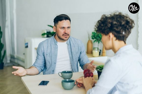 Le stress, la frustration ou le besoin de contrôle peuvent pousser quelqu’un à hausser le ton.

Photo prise par Vitaly Gariev / Unsplash