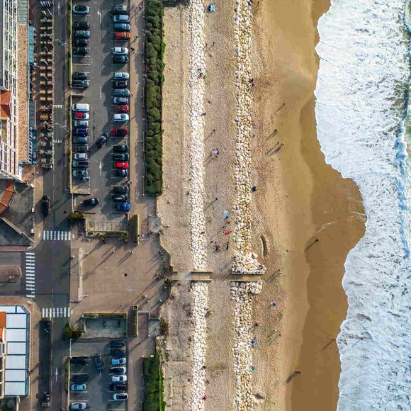 Lacanau Ocean (33) : lutte contre l'érosion du littoral et protection des logements de la station balnéaire par les enrochements. Photo by Duffour P/ANDBZ/ABACAPRESS.COM