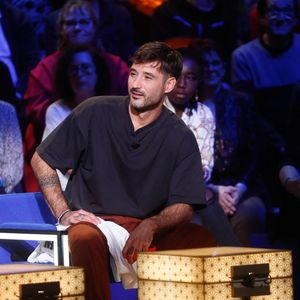 Mais en avril 2024, ils annonçaient leur séparation après neuf ans d'amour. Une rupture qui a beaucoup affecté Jérémy Férérot, mais qui l'a aussi inspiré pour écrire son titre Adieu, dans lequel il revient sur les émotions qui l'ont traversé lors de ce moment difficile.

Exclusif - Jérémy Frérot - Enregistrement de l'émission "La Boîte à Secrets N°20" dans les studios de la Cité du Cinéma à Saint-Denis, présentée par F.Bollaert et diffusée le 10 janvier sur France 3
© Christophe Clovis / Bestimage