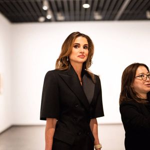 La reine Rania de Jordanie lors de la visite d'une exposition au Musée national d'Art Moderne au Kitanomaru Park à Tokyo, lors de sa visite officielle au Japon. Le 11 avril 2023. © Dana Press / Bestimage