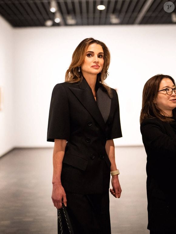 La reine Rania de Jordanie lors de la visite d'une exposition au Musée national d'Art Moderne au Kitanomaru Park à Tokyo, lors de sa visite officielle au Japon. Le 11 avril 2023. © Dana Press / Bestimage