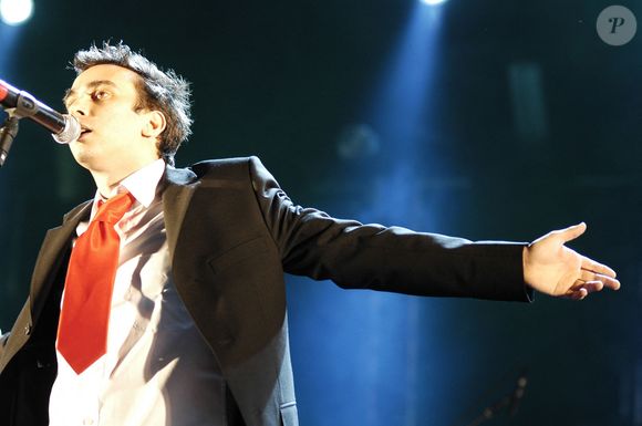 Le chanteur français Saez se produit sur scène lors du 7ème festival de musique Solidays, qui se tient à Longchamp près de Paris, France, le 9 juillet 2005. Photo by DS/ABACAPRESS.COM