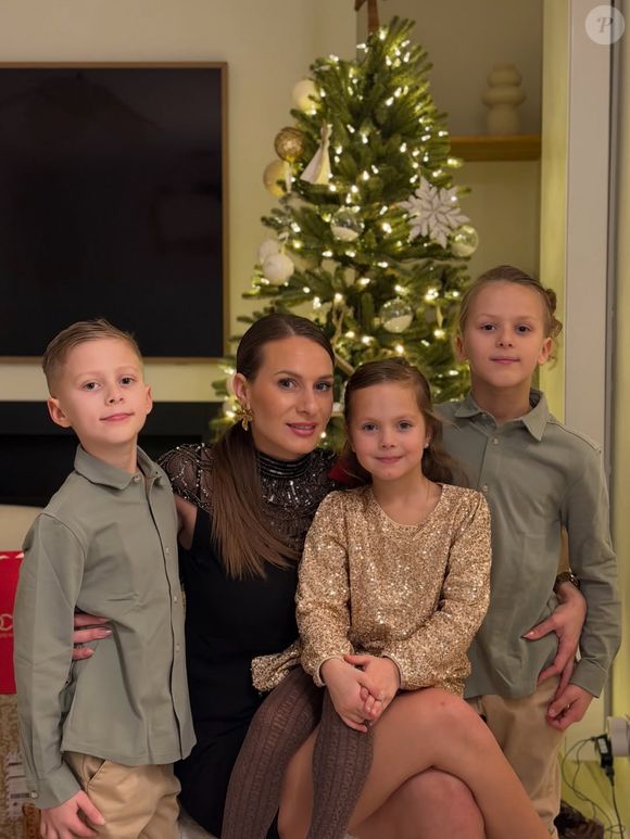 Malheureusement, cette décoration très minimaliste n'a pas du tout fait l'unanimité auprès de sa communauté.

Camille Santoro entourée de ses six enfants et de sa compagne Sophie dans sa nouvelle et immense maison.