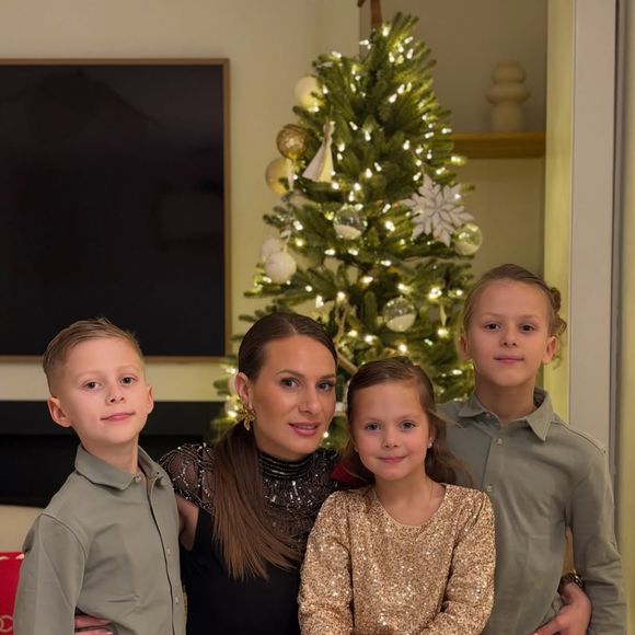 Malheureusement, cette décoration très minimaliste n'a pas du tout fait l'unanimité auprès de sa communauté.

Camille Santoro entourée de ses six enfants et de sa compagne Sophie dans sa nouvelle et immense maison.