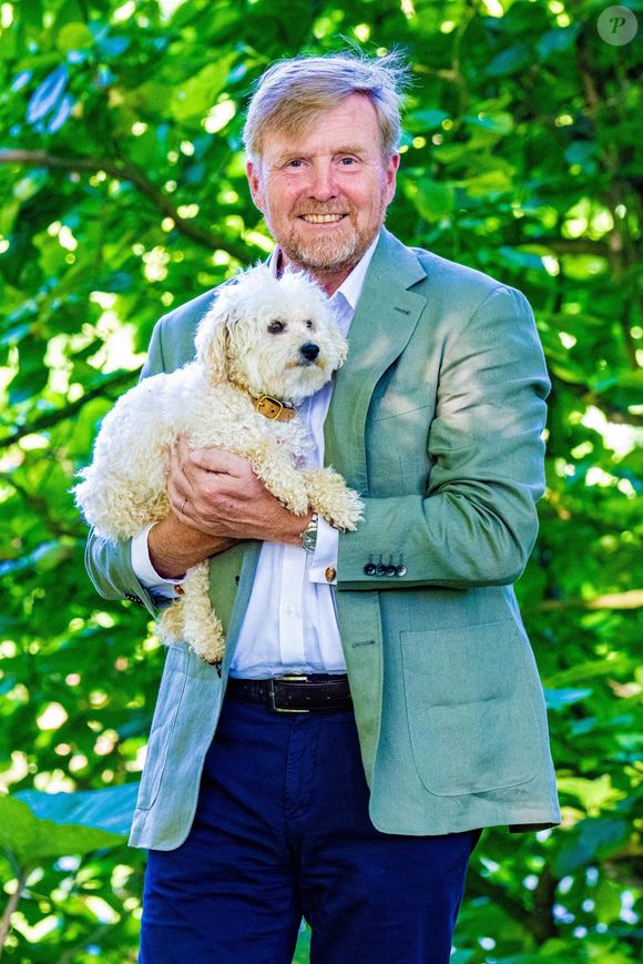 Le roi Willem-Alexander, la reine Maxima, la princesse Amalia, la princesse Alexia, la princesse Ariane et leur chien Mambo posent lors de la séance photo annuelle d'été au palais Huis Ten Bosch à La Haye. Photo by Backgrid USA / Bestimage