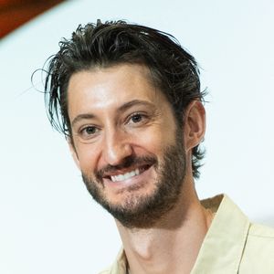 A la campagne, Pierre Niney mène une vie paisible loin de l'agitation des plateaux de tournage.

Pierre Niney lors des César des Lycéens 2025 à Paris, le 26 mars 2025. Photo : Aurore Maréchal/ABACAPRESS.COM