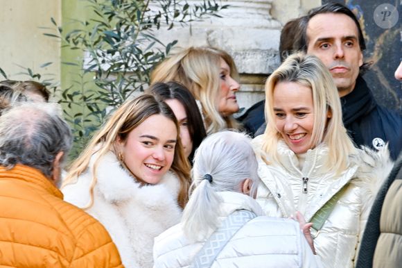 Céline Olive (fille de E.Leclercq) et sa fille Ondine (petite-fille de E.Leclercq) aux obsèques d'Evelyne Leclercq en la cathédrale Sainte-Réparate de Nice, France, le 13 janvier 2026. Une tenue blanche ou claire est souhaitée pour la cérémonie. Ni fleurs, ni couronnes. Selon la volonté de la défunte Evelyne, des dons en faveur du pôle cancérologie Arnault Tzanck pourront être effectués par chèque à l'ordre de FDD AAT ou via un lien numérique HelloAsso - Campagne de dons, Institut du Cancer de Mougins. © Bruno Bebert/Bestimage