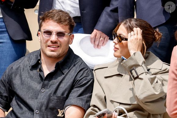 En effet, le capitaine de l'équipe de France de rugby et l'ancienne reine de beauté ont une nouvelle fois accepté de se montrer ensemble.  

Antoine Dupont et sa compagne Iris Mittenaere en tribunes lors de la finale messieurs des Internationaux de France de Tennis de Roland Garros à Paris, France. © Cyril Moreau/Bestimage