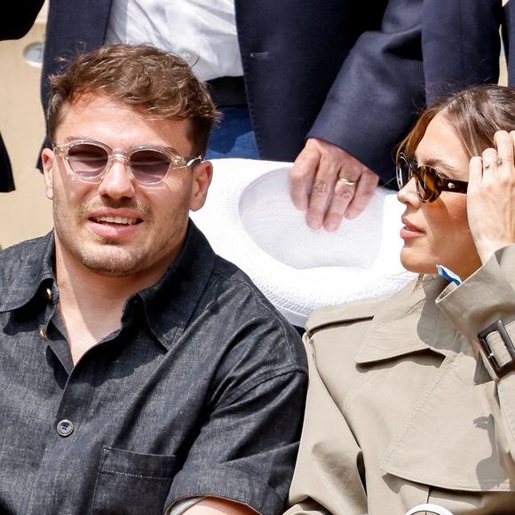 En effet, le capitaine de l'équipe de France de rugby et l'ancienne reine de beauté ont une nouvelle fois accepté de se montrer ensemble.  

Antoine Dupont et sa compagne Iris Mittenaere en tribunes lors de la finale messieurs des Internationaux de France de Tennis de Roland Garros à Paris, France. © Cyril Moreau/Bestimage
